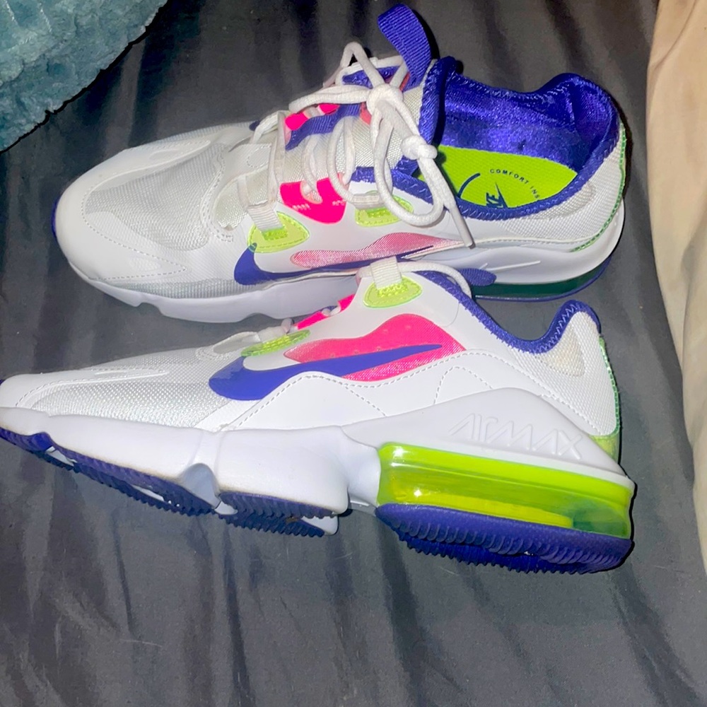 Woman’s brand new 7 1/2 air max!